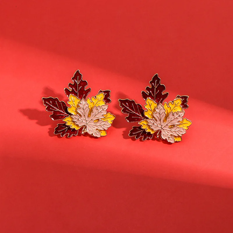 

Upscale Luxury Maple Leaf Brooch Lapel Button Pin Accessories Alloy Personality Brooch Men's and Women's Clothing Bag Decoration