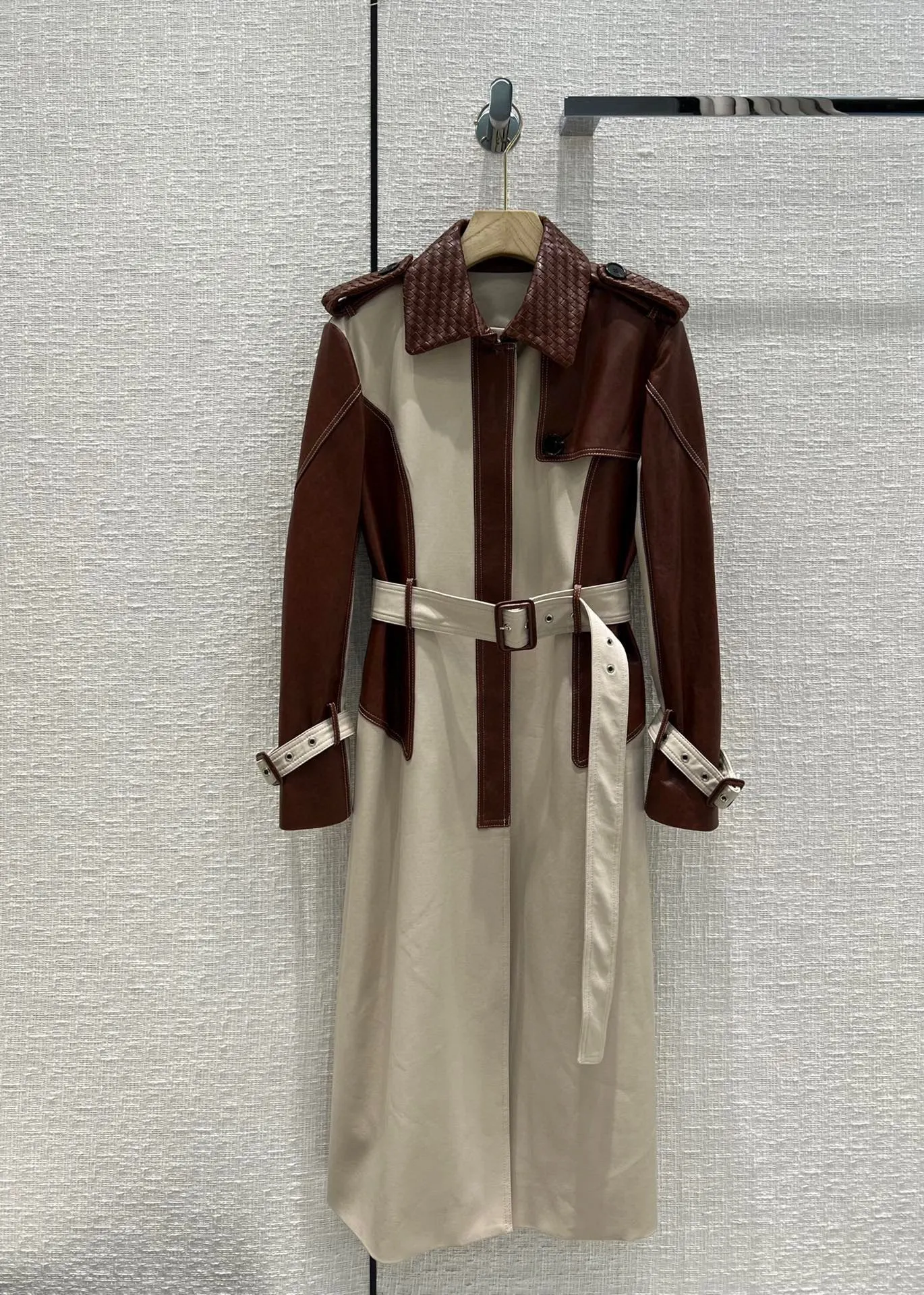 

Женская одежда 2023, высококачественный кожаный тренчкот с тканым воротником в стиле пэчворк, новинка сезона осень-зима 1,26