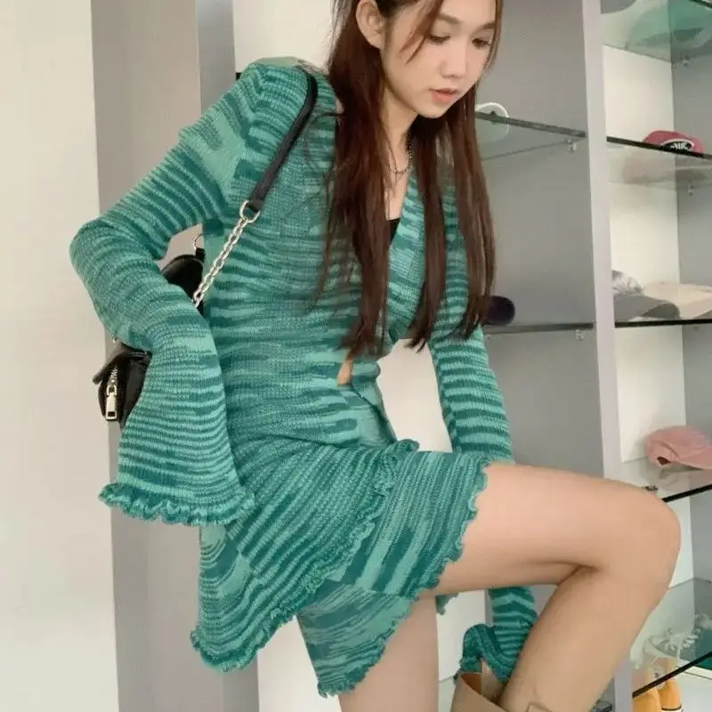 Женский комплект из двух предметов зеленый полосатый трикотажный кардиган с