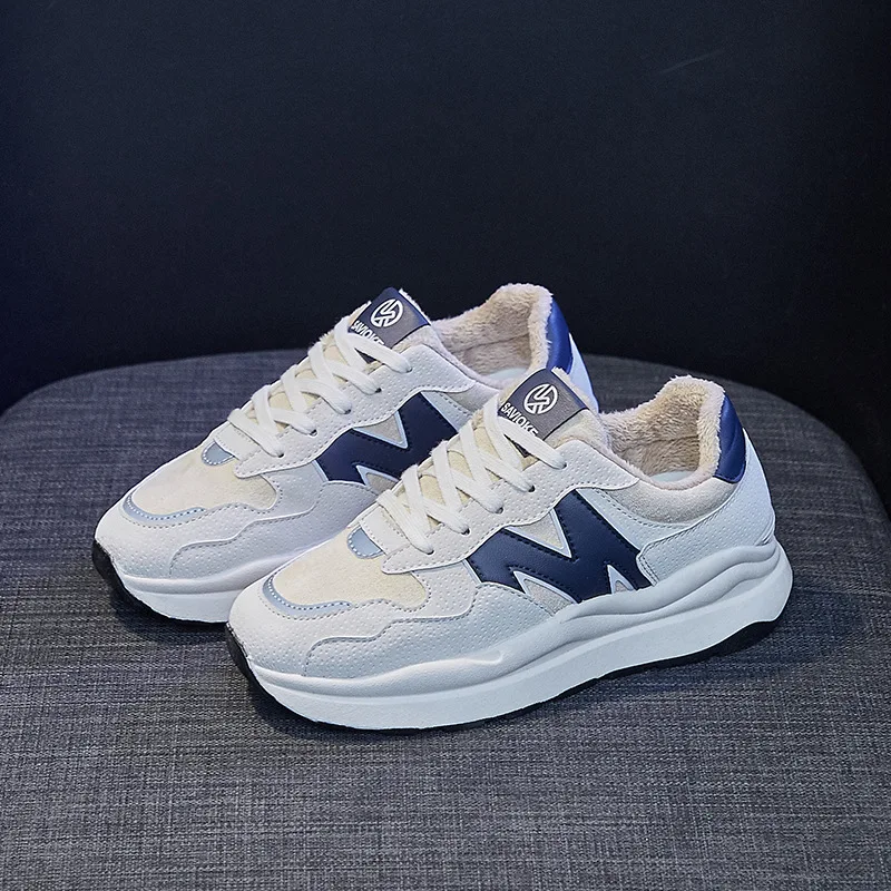 

Черные короткие плюшевые ботинки, кроссовки на платформе, обувь на плоской подошве для женщин, осенне-зимняя версия, студенческие водонепро...