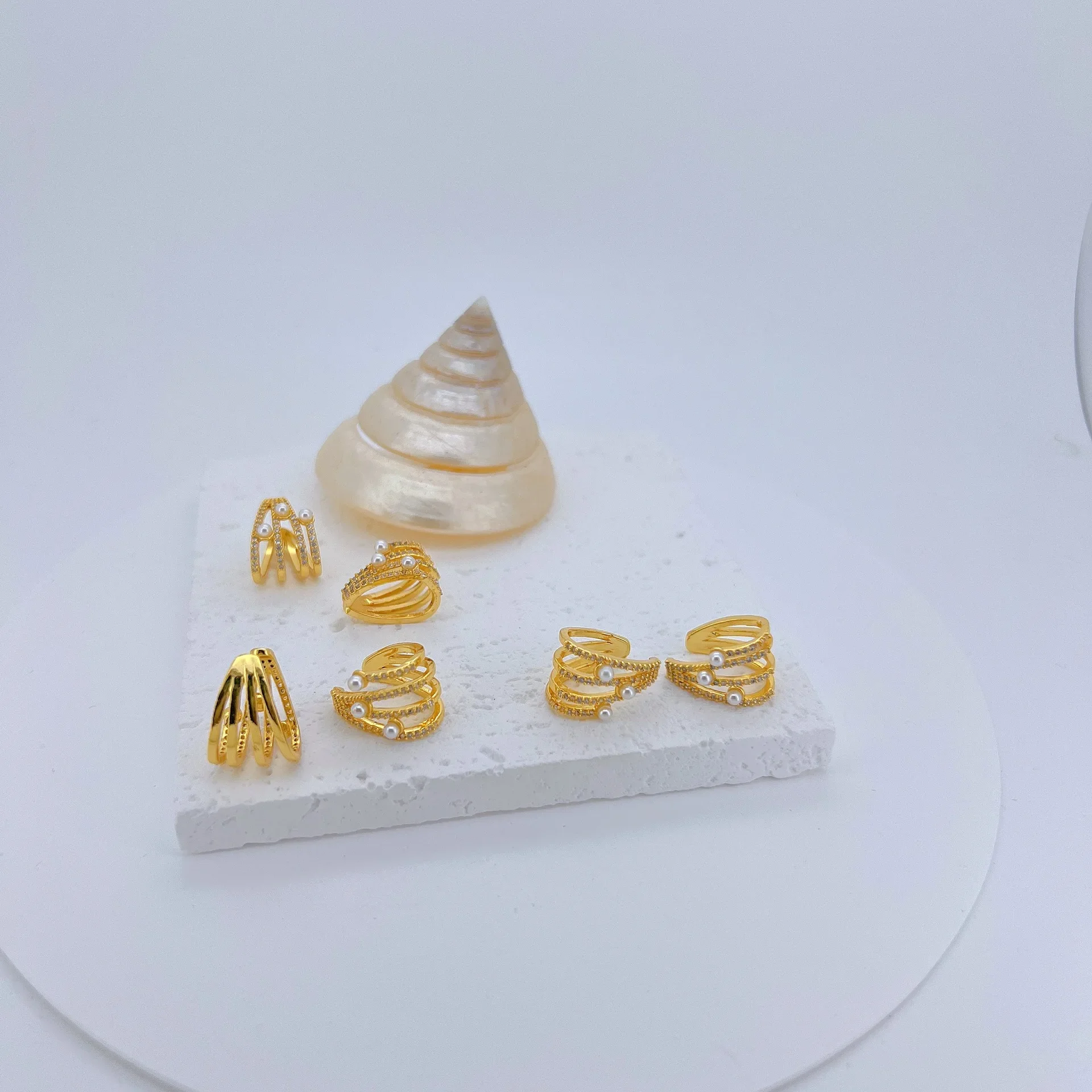 Элегантные серьги-клипсы с медным жемчугом и инкрустацией из циркония для женщин