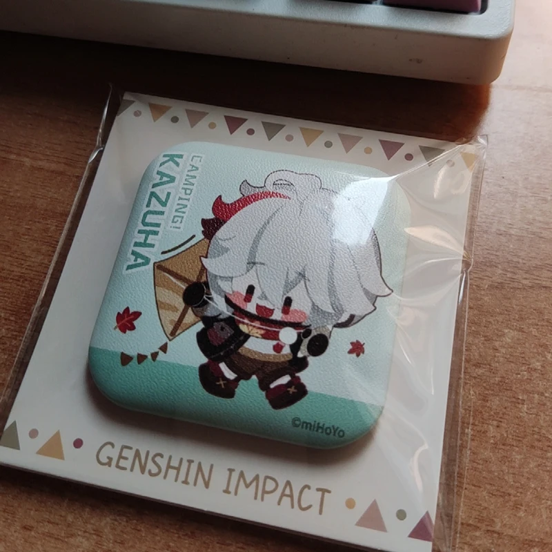 

Официальная кожаная брошь Genshin Impact kaedeхара Kazuha квадратной формы Аниме Косплей Реквизит булавка для женщин мужчин значки Ювелирные изделия Подарки