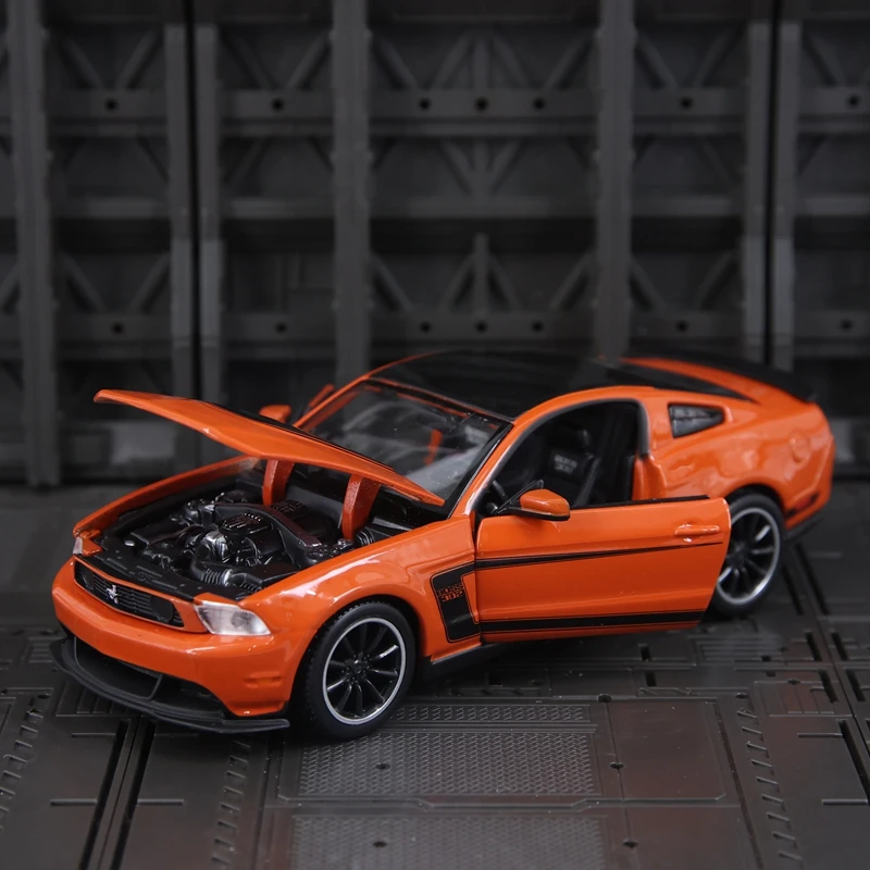 Фото Модель автомобиля Maisto 1:24 Ford Boss 302 из сплава, с открывающимися дверями и капотом, подходит для коллекционирования. №4