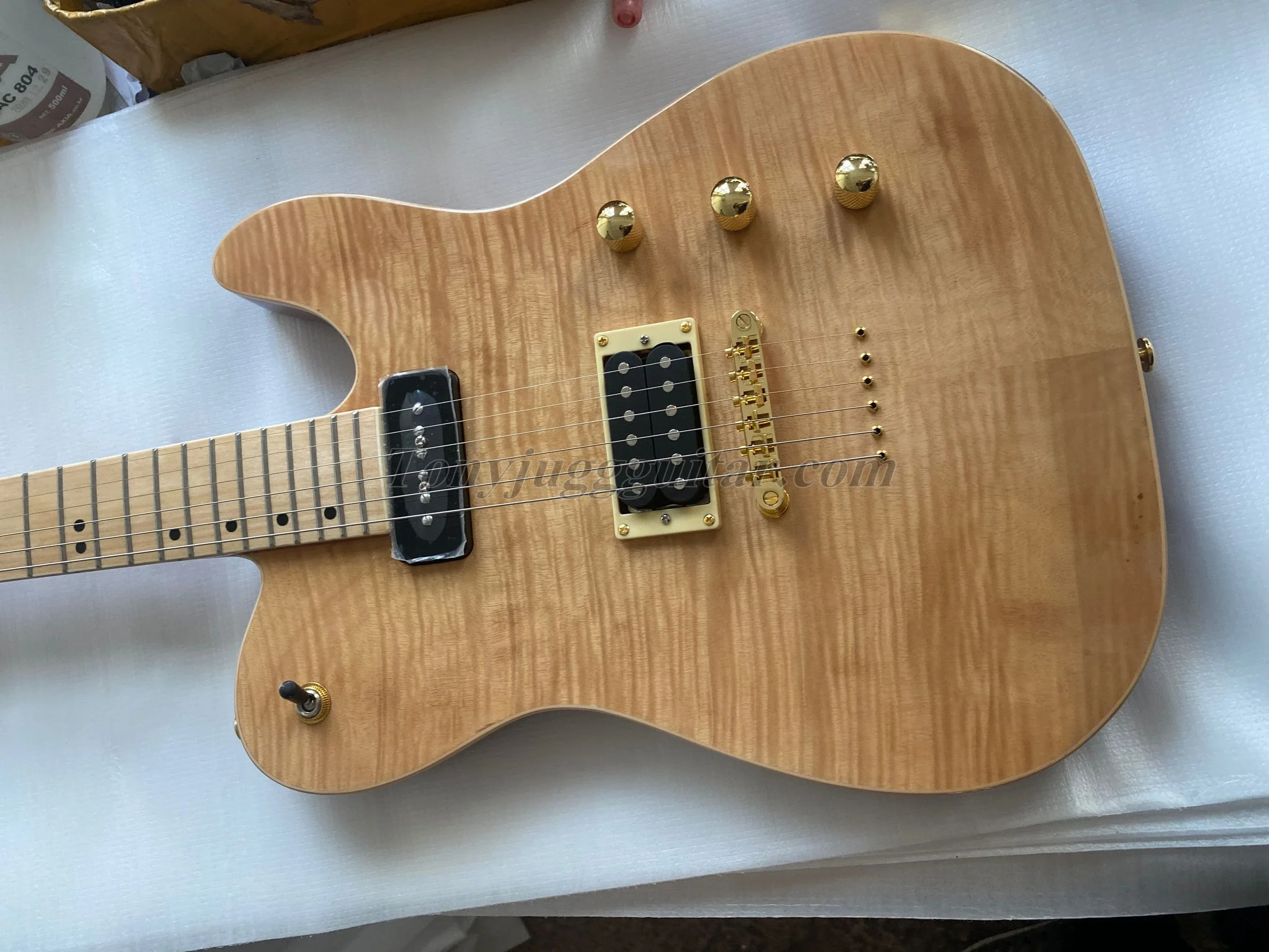 

Custom shop Natural color Quilted Maple Top Electric Guitar, Gold hardware with dot inlay