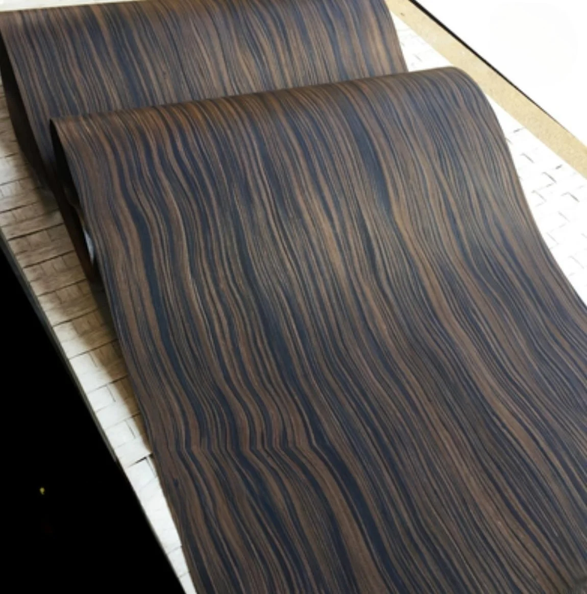 Длина: 2 5 метра ширина: 580 мм Толщина: 0 технологичный деревянный шпон из черного