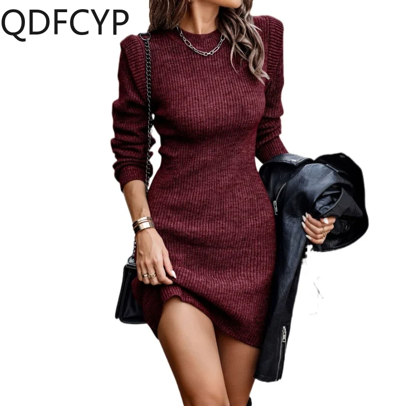 

Женское трикотажное мини-платье с круглым вырезом и длинным рукавом