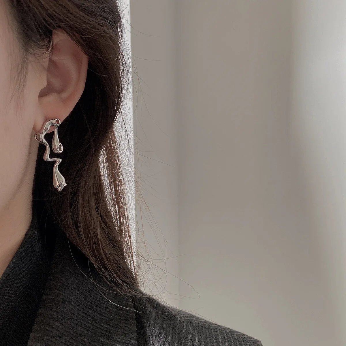 

Женские асимметричные серьги с подвеской в виде жидкости