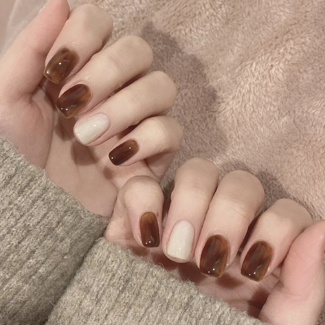 

24 Pieces of Amber Off White False Nails Detachable Short Fashionable Nails Pressed on The Fingertips To Fully Cover The Nails