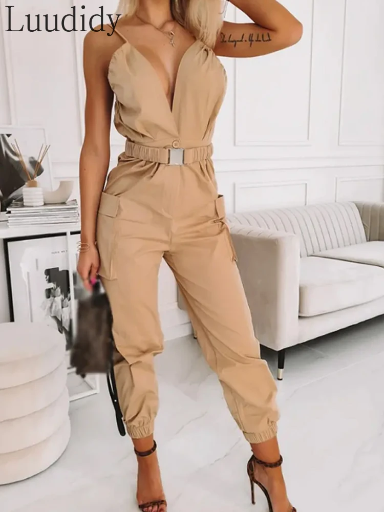 

Женский комбинезон на бретельках с открытой спиной и поясом