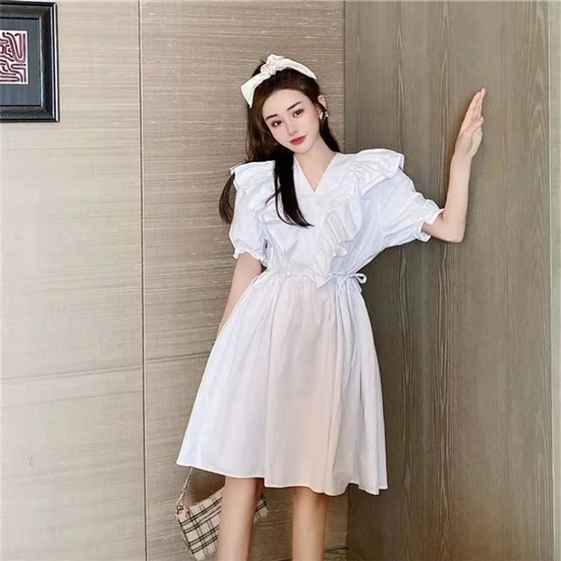 Маленькое черное приталенное платье с пузырьковым рукавом французская