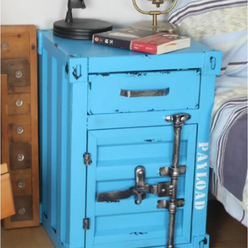 

Металлический прикроватный столик в стиле ретро