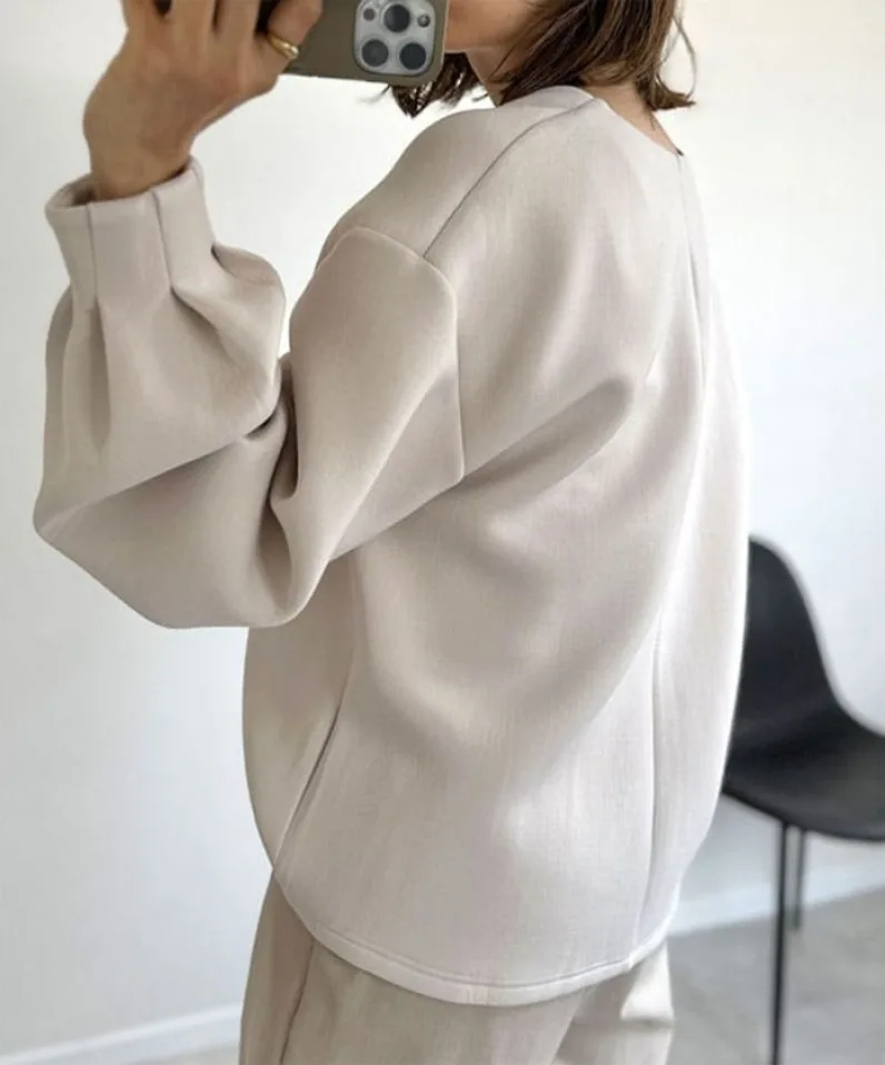 Женская футболка с V-образным вырезом принтом