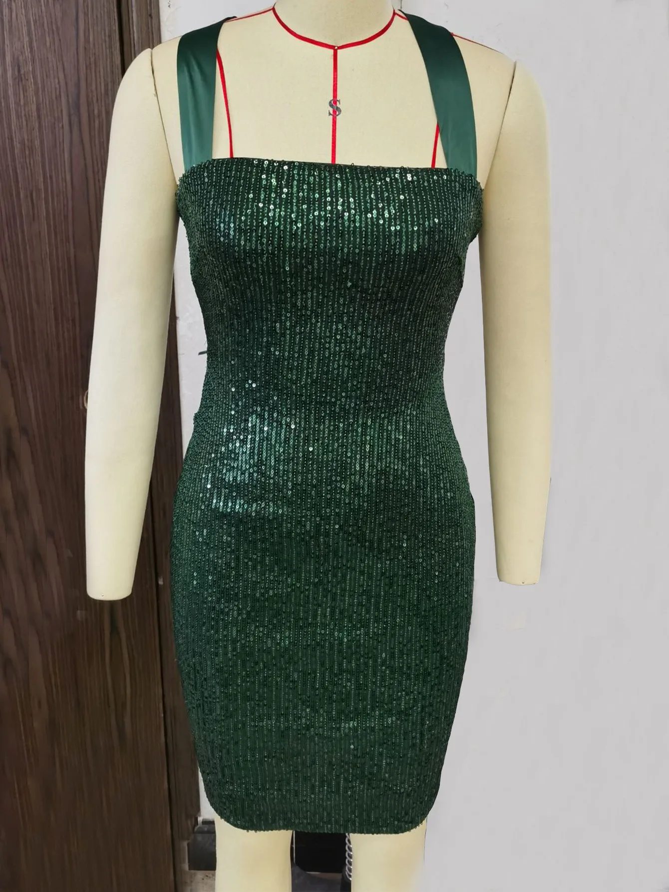 Сексуальное мини-черное летнее платье с открытой спиной и пайетками женская