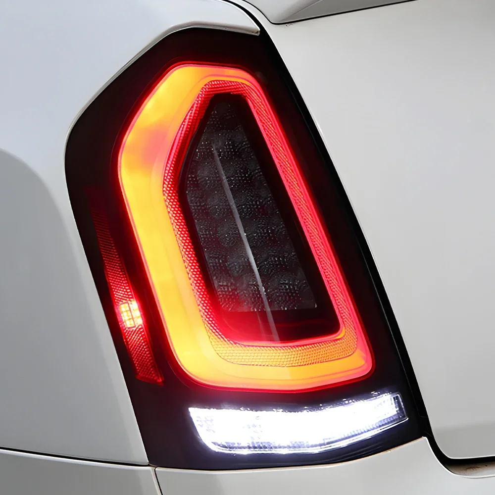 Фото Модернизированные автомобильные задние фонари в сборе для Chrysler 300c 2011-2014, светодиодные автоматические задние фонари, аксессуары для динамических мигающих сигнальных ламп №1