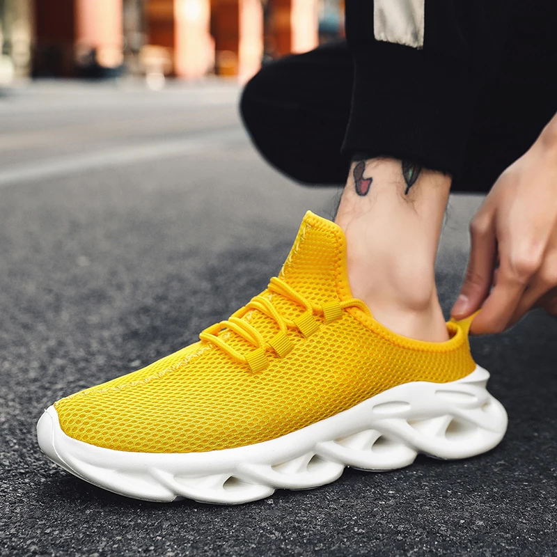 Кроссовки мужские сетчатые для прогулок удобные летние тапки Модная легкая