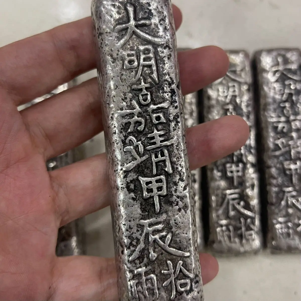 Сельская местность получила старые товары Daming Jiajing Jiachen взял два бара серебряные