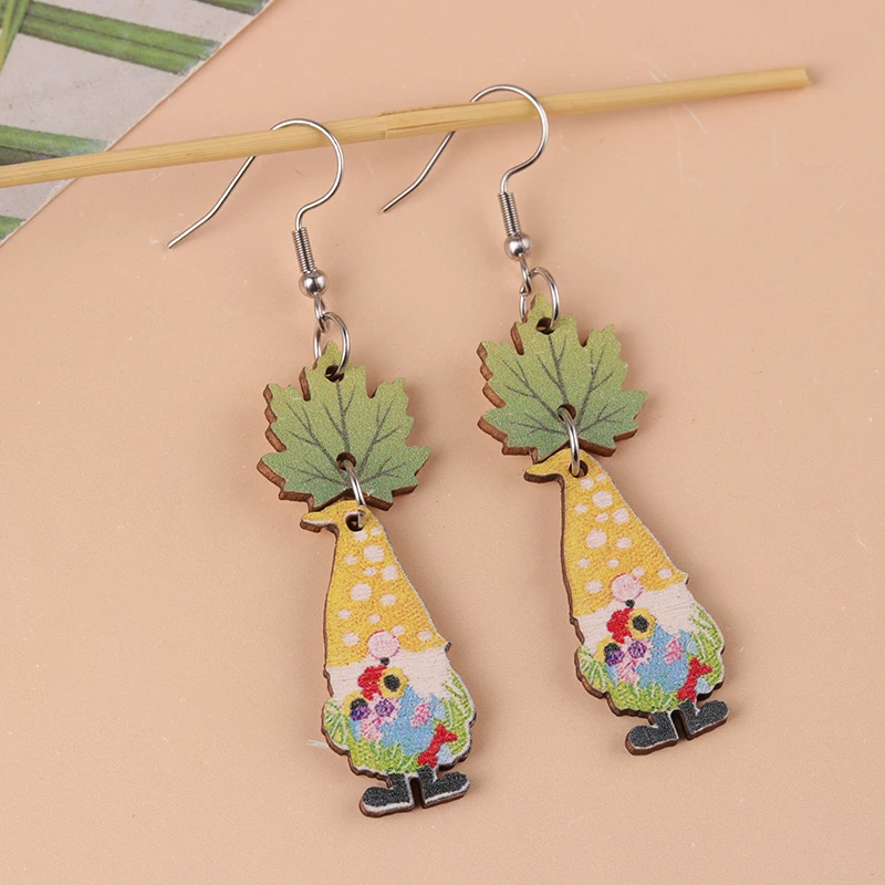 Серьги-подвески женские деревянные в виде кленового листа