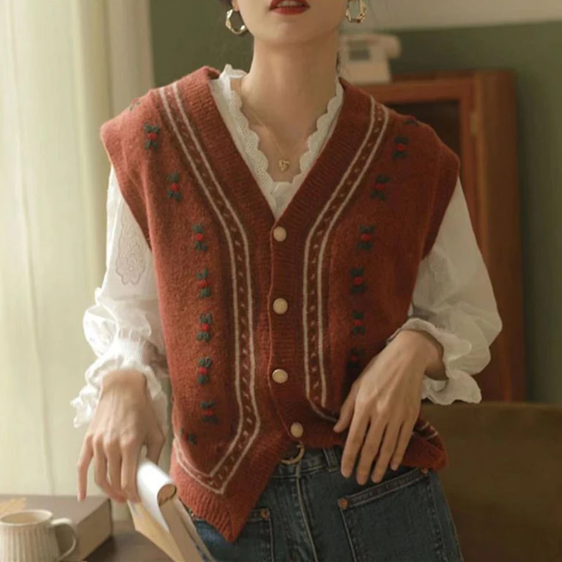 Женский трикотажный жилет с V-образным вырезом вышивкой