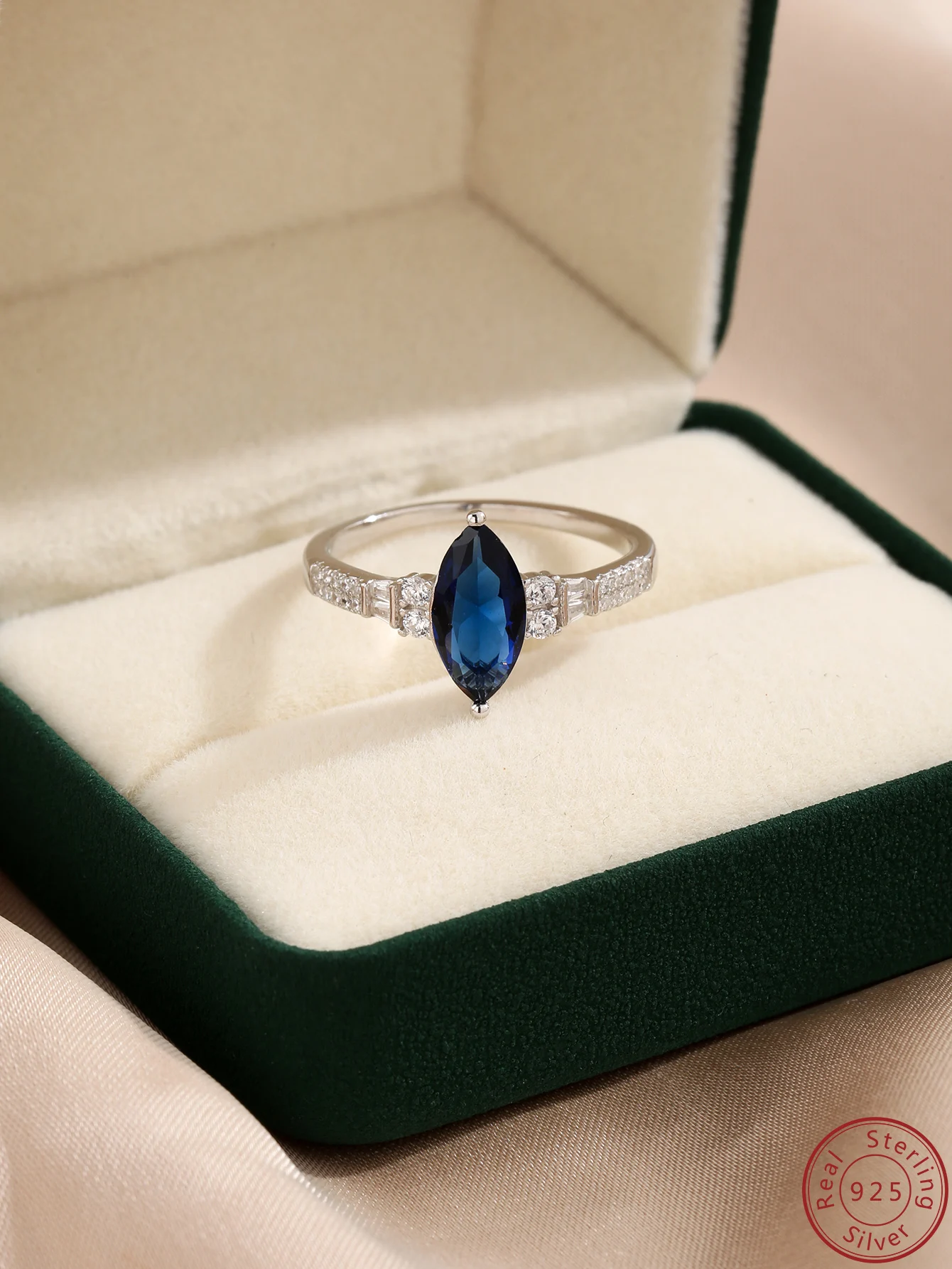 

Женское кольцо из серебра 100% пробы, с фианитом