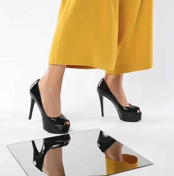 Черно-белые туфли-лодочки телесного цвета из лакированной кожи на платформе с