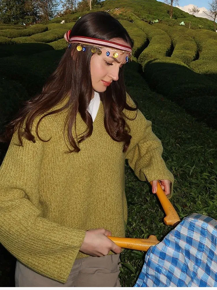 Модный зеленый свитер с v-образным вырезом и длинными рукавами элегантный