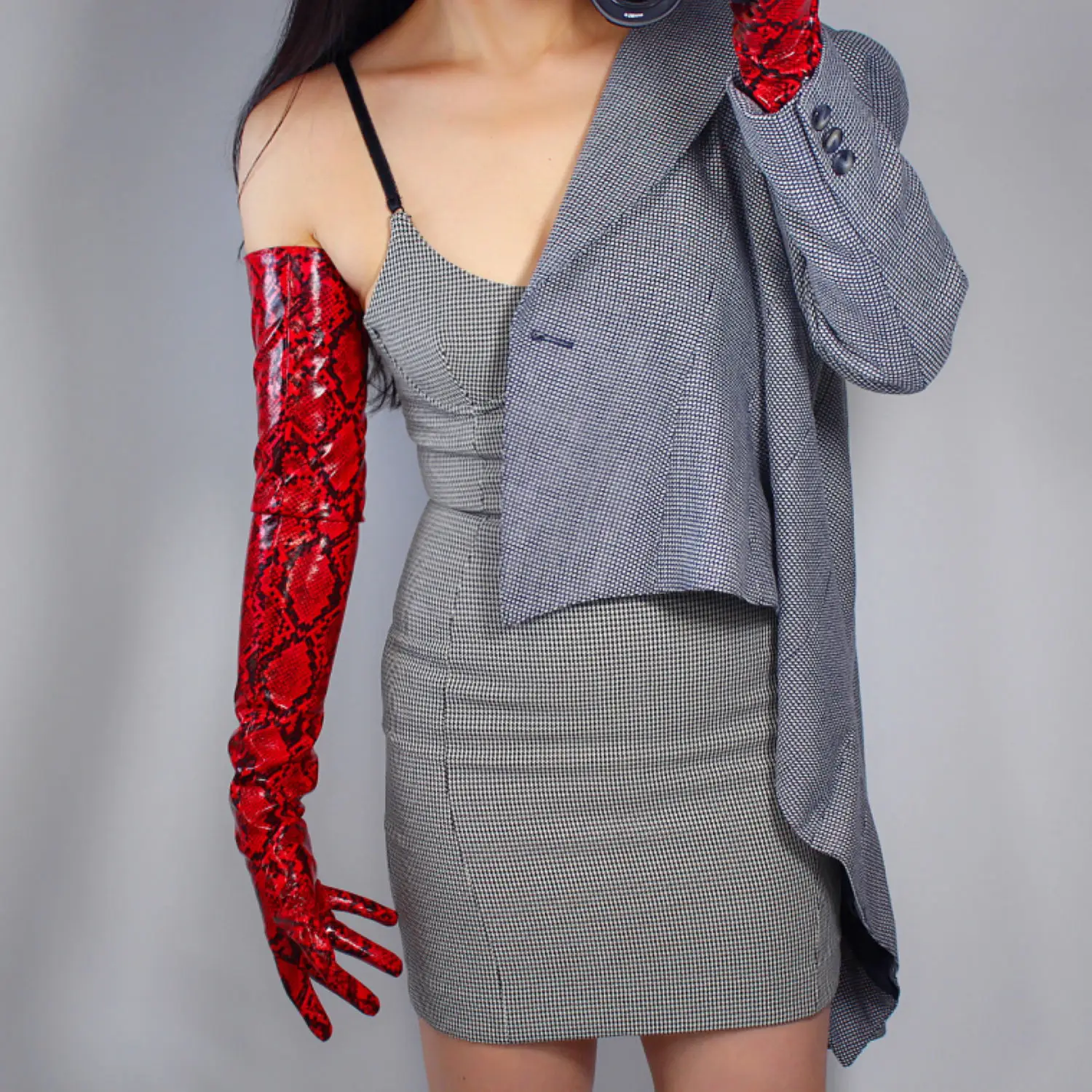 Фото Красные латексные перчатки Red Snake из искусственной лакированной кожи, 28 дюймов (70 см), очень длинные, с блестящим принтом под кожу питона, для модных костюмов, косплея, Хэллоуина №1