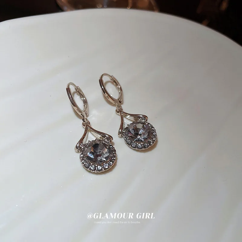 

Korean Diamond-encrusted Geometric Fashion Light Luxury Senior Sense Personality Temperament All-matching Ear Jewelry Female