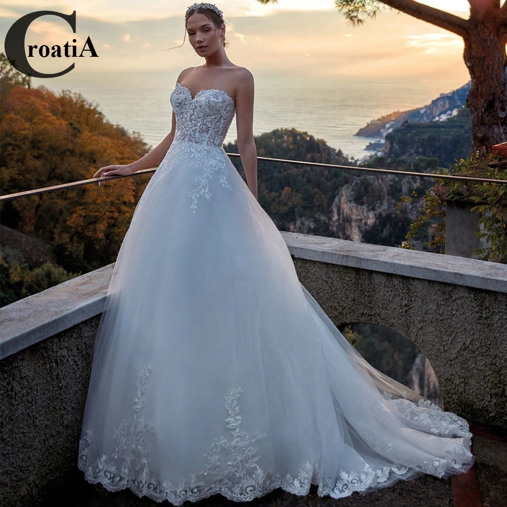 

Croadia Court Train Sweetheart Wedding Dresses 2023 Bride Appliques Sleeveless Button Fairytale Tulle A-Line Robe De Mariée