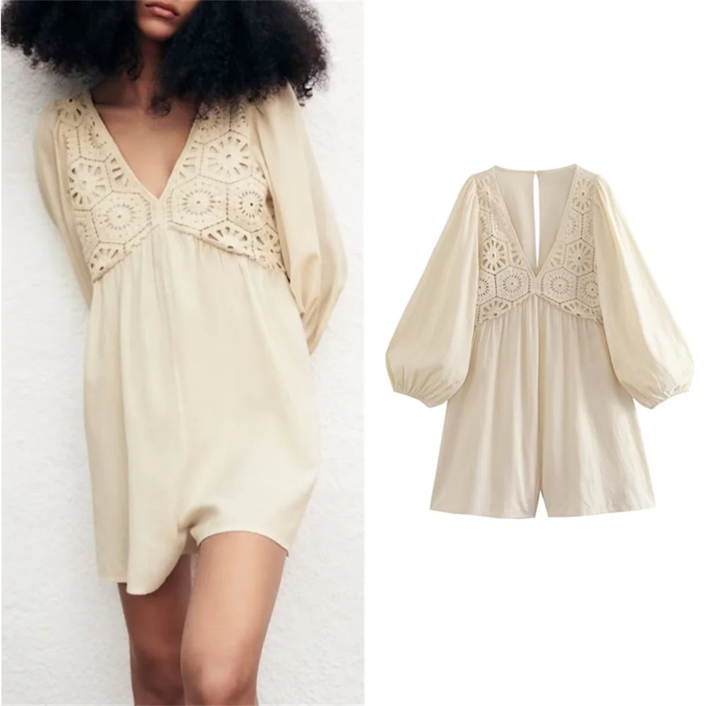 

BM&MD&ZA 2023 summer solid color women's clothing with back slit loose crochet stitching fabric V-neck short jumpsuit 7200043