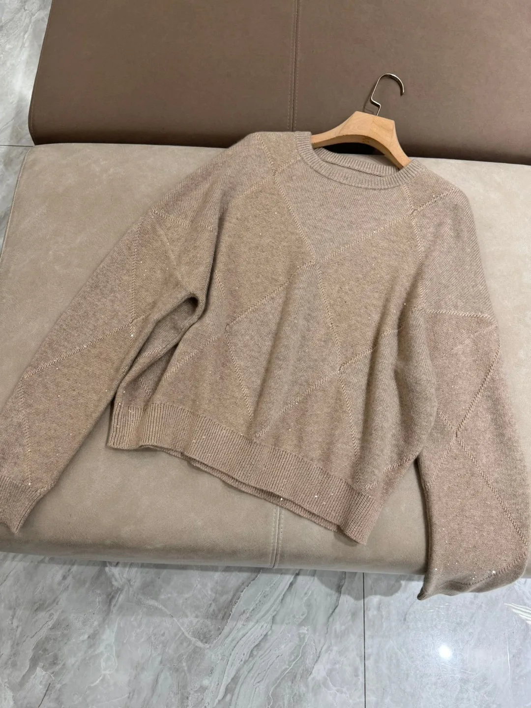 Женский кашемировый свитер с ромбическими пайетками и круглым вырезом B * C