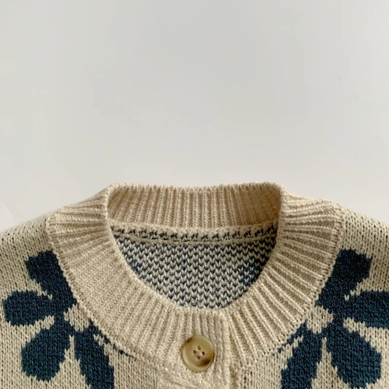 Жилет детский вязаный без рукавов с цветочным принтом |