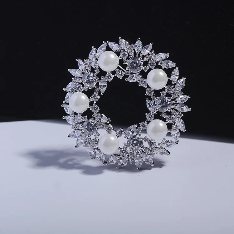 

Copper Inlaid Zircon Simple Geometric Round Brooch Imitation Shell Pearl Brooch High-end Wedding Brooch Clothing Accessories