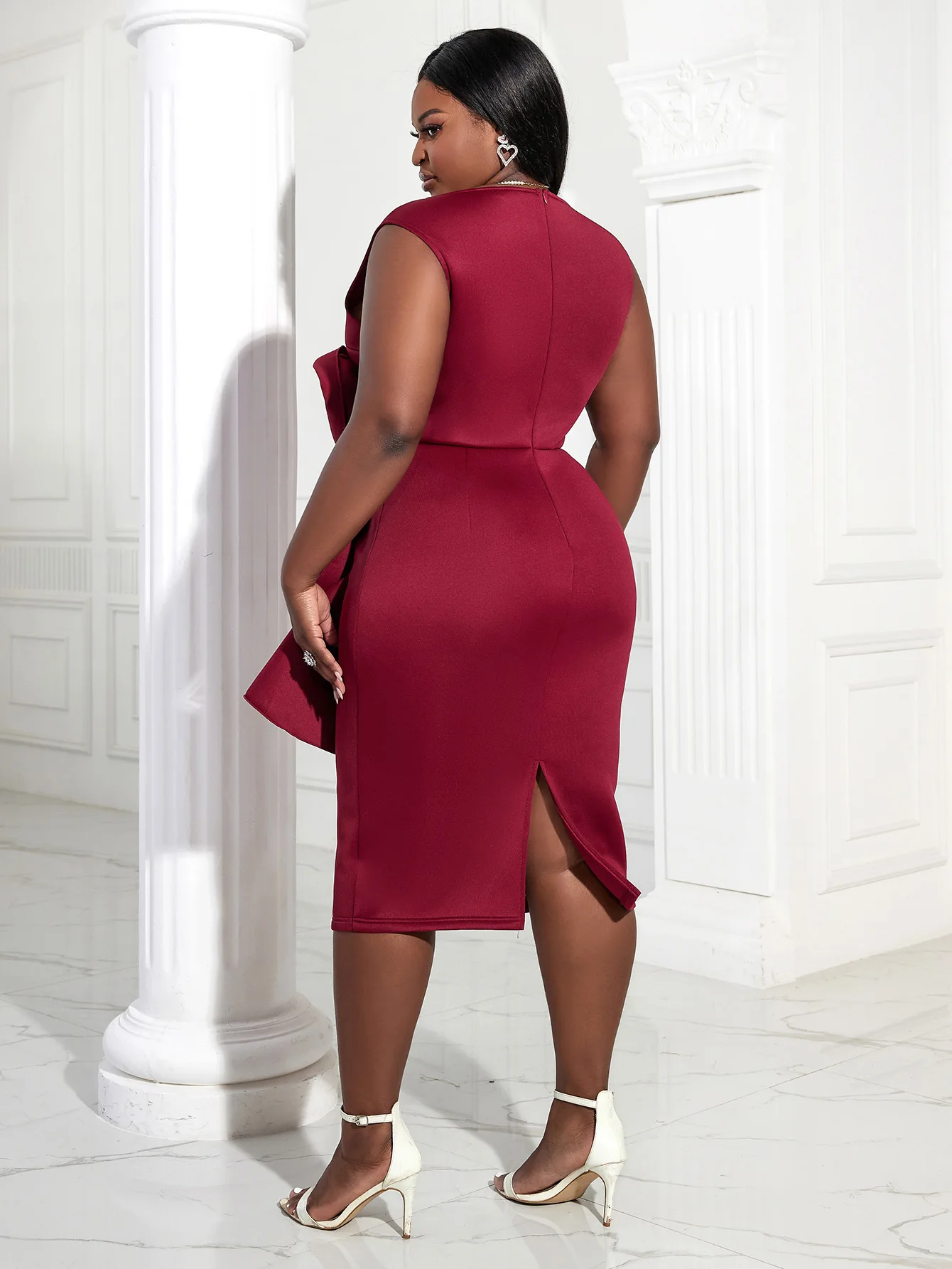 Женское Бордовое платье средней длины с круглым вырезом аппликацией без рукавов