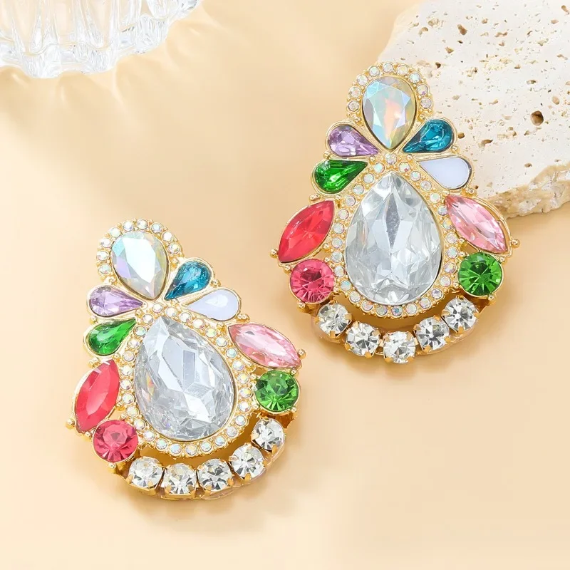 Женские серьги-гвоздики в стиле ретро