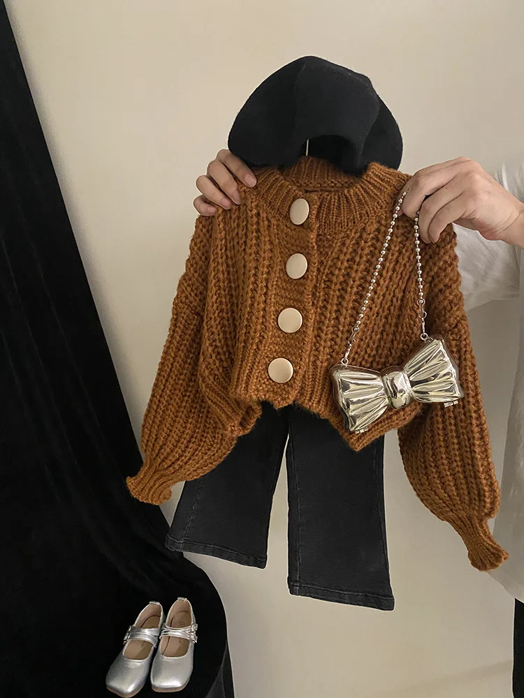 Kowany dziewczęcy sweter w kolorze khaki dla dzieci 2024 nowa jesienna kolekcja prosty swobodny dziewczynek koreański styl najlepsze ubrania