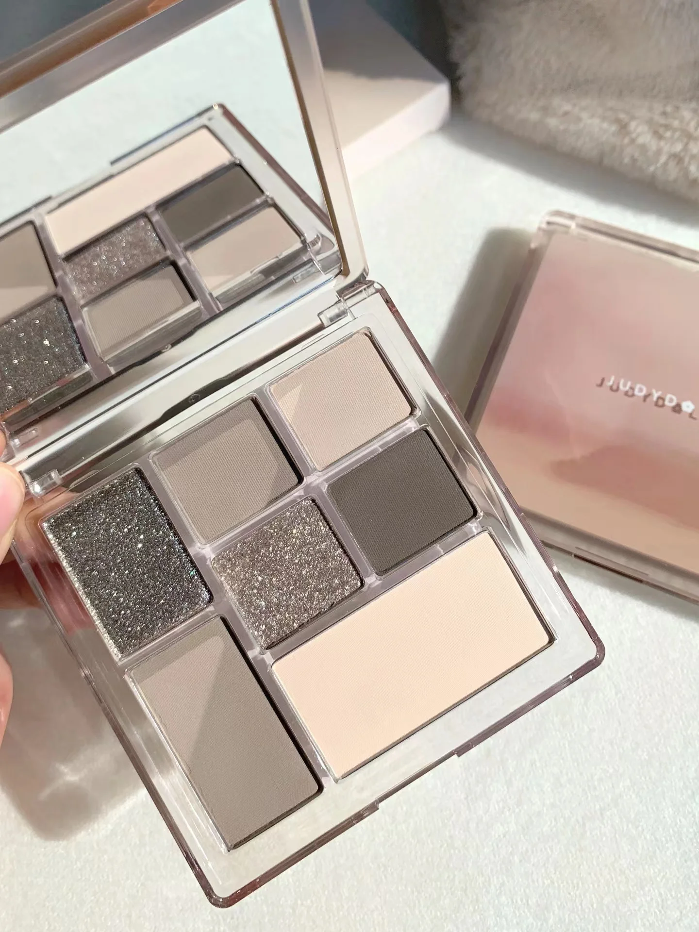 

Eye shadow plate Nine to five free flight tea brown earth color commuter comprehensive plate