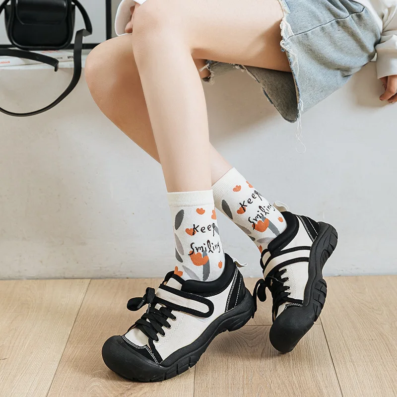 

Новые японские милые Мультяшные чулки с медведем для девочек, женские хлопковые носки, Весенняя уличная одежда, забавные носки с граффити