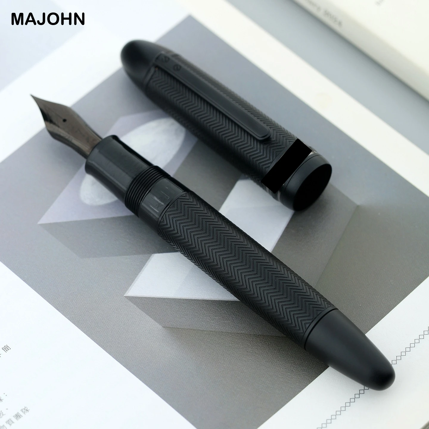 Фото Перьевая ручка MAJOHN P141 из латуни с чеканным узором, металлическая, 40 мм, с поршневым механизмом подачи чернил, для письма, школьные и офисные принадлежности, канцелярия №2
