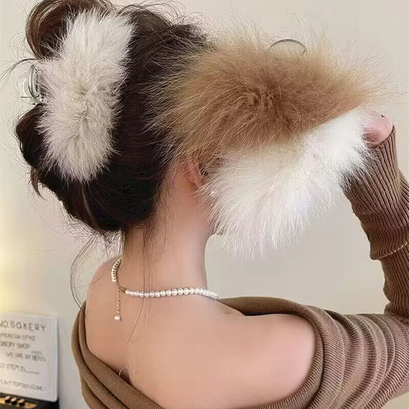 

2023 New Fashion Plush Large Claw Clip Women Autumn and Winter Personality Trendy Shark Clip High-end Sense Hair Accessories