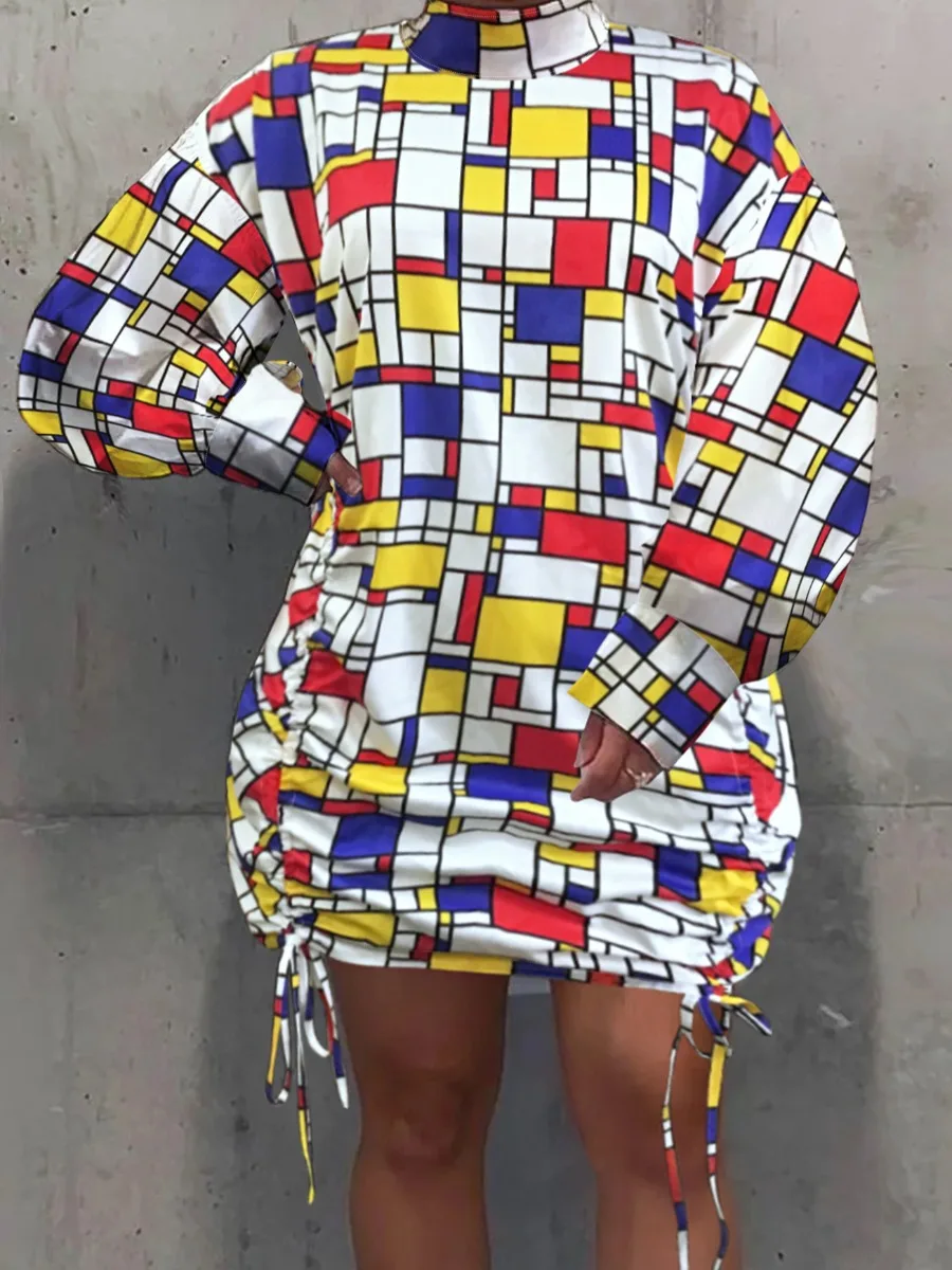 Женское платье-водолазка с длинным рукавом и рюшами