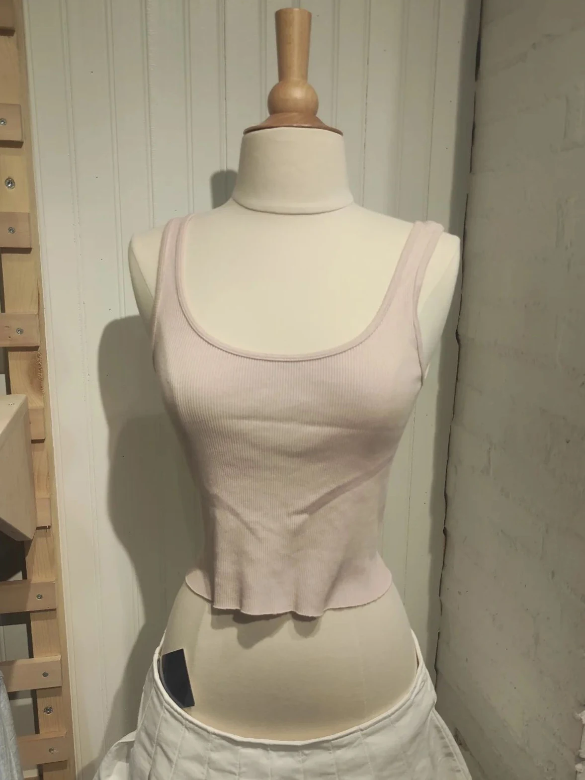 Розовая тонкая майка в рубчик женская летняя без рукавов с U-образным вырезом