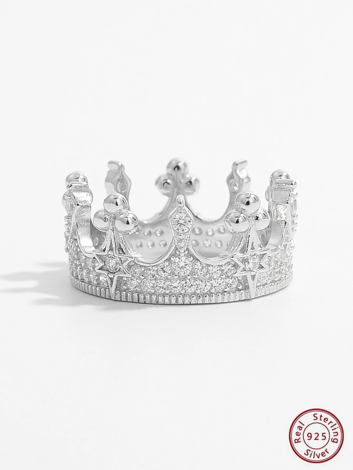 Женское кольцо из серебра 925 пробы с инкрустацией фианитами