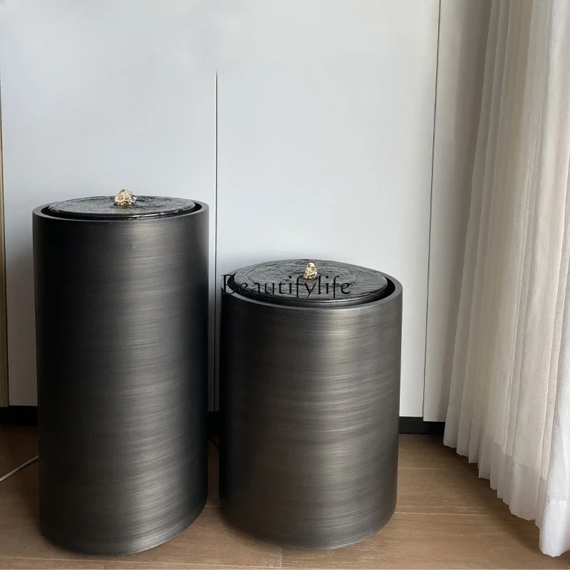 Фонтан с струящейся водой простой отель двор вилла пейзаж сад Джукай вид клубный