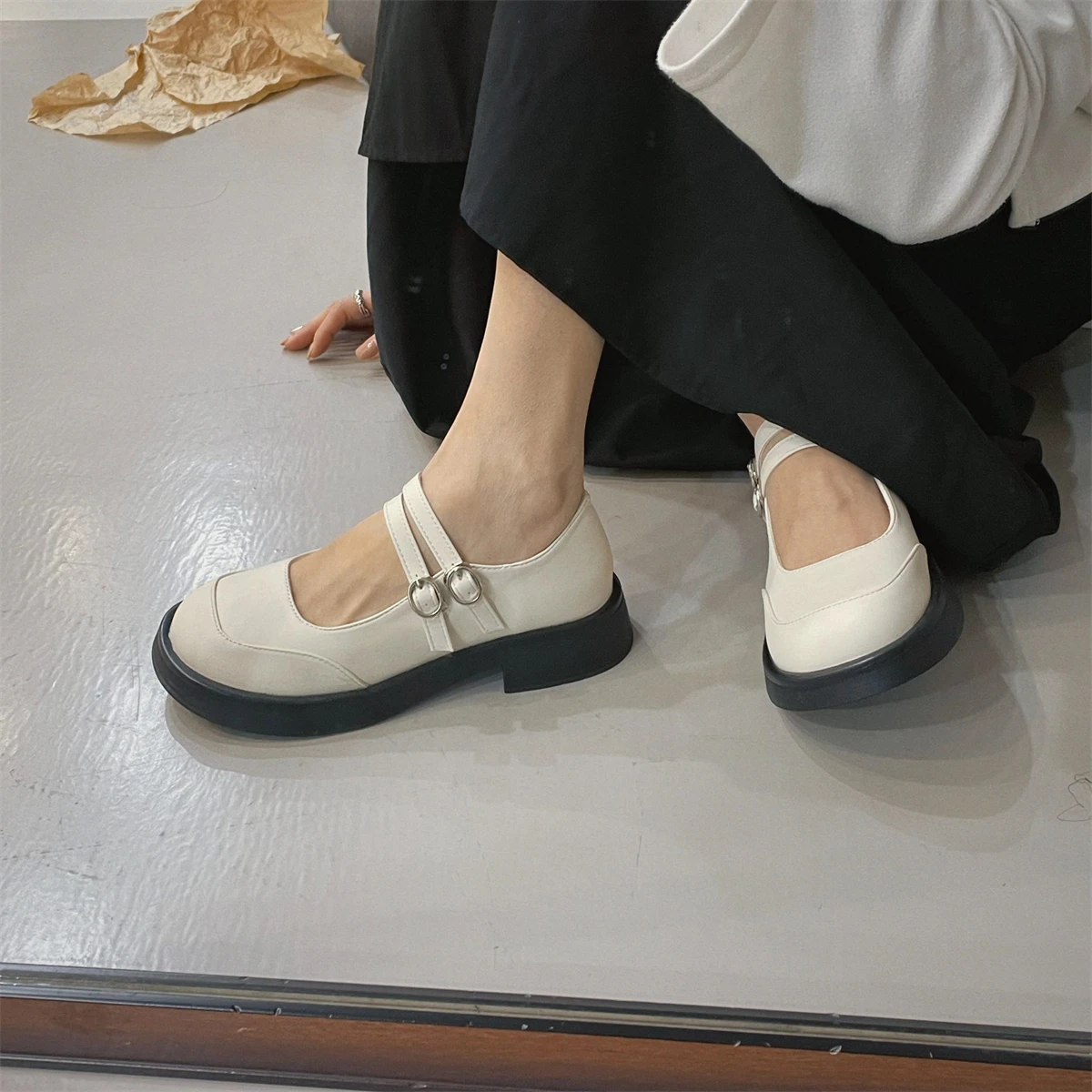 

Женские резиновые шлепанцы, бежевые босоножки на низком каблуке, черные туфли мэри джейн на плоской подошве, римские сандалии в стиле ретро из микрофибры с круглым носком, 2023