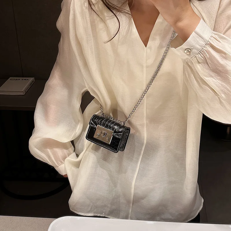 Женская сумка 2024 трендовая женская на плечо с цепочкой мини-летние сумки через