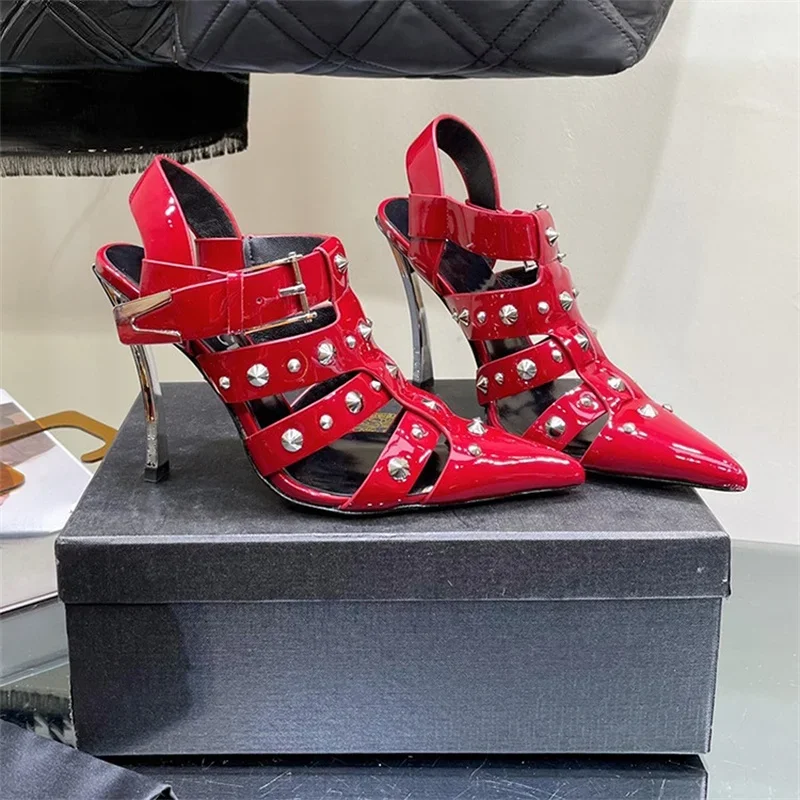 Сандалии в римском стиле с заклепками и острыми вырезами туфли на высоком