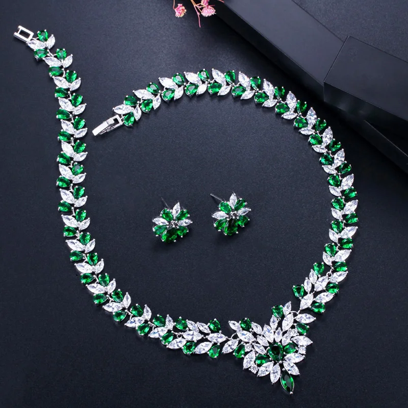 Комплект из колье и серёг с фианитом