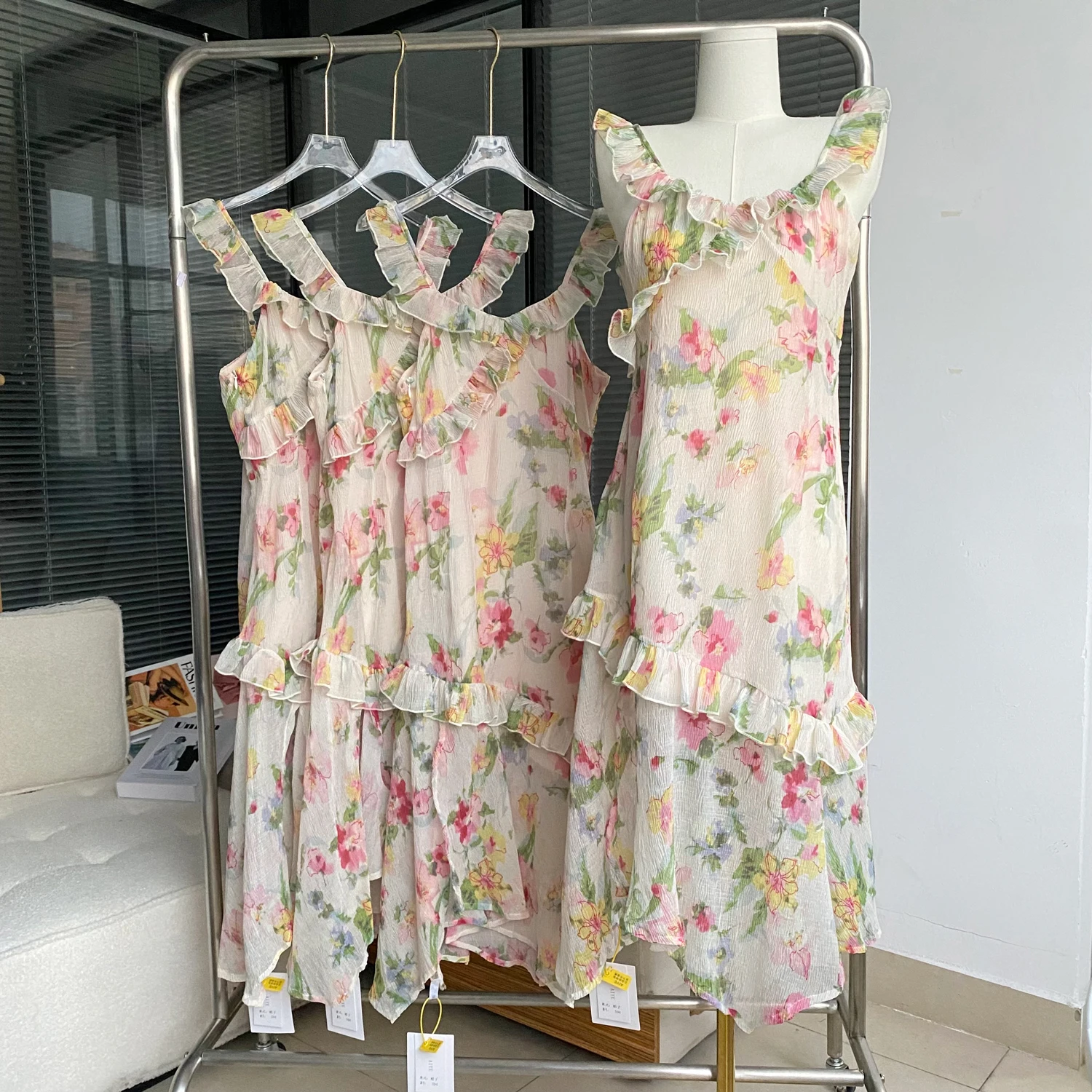 

Шифоновое платье с цветочным принтом, V-образным вырезом и оборками