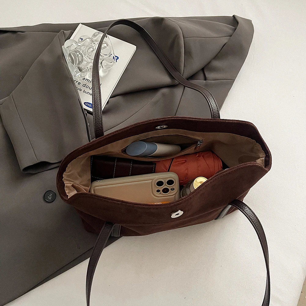 Женская замшевая сумка через плечо с внутренним карманом и клапаном для подмышек