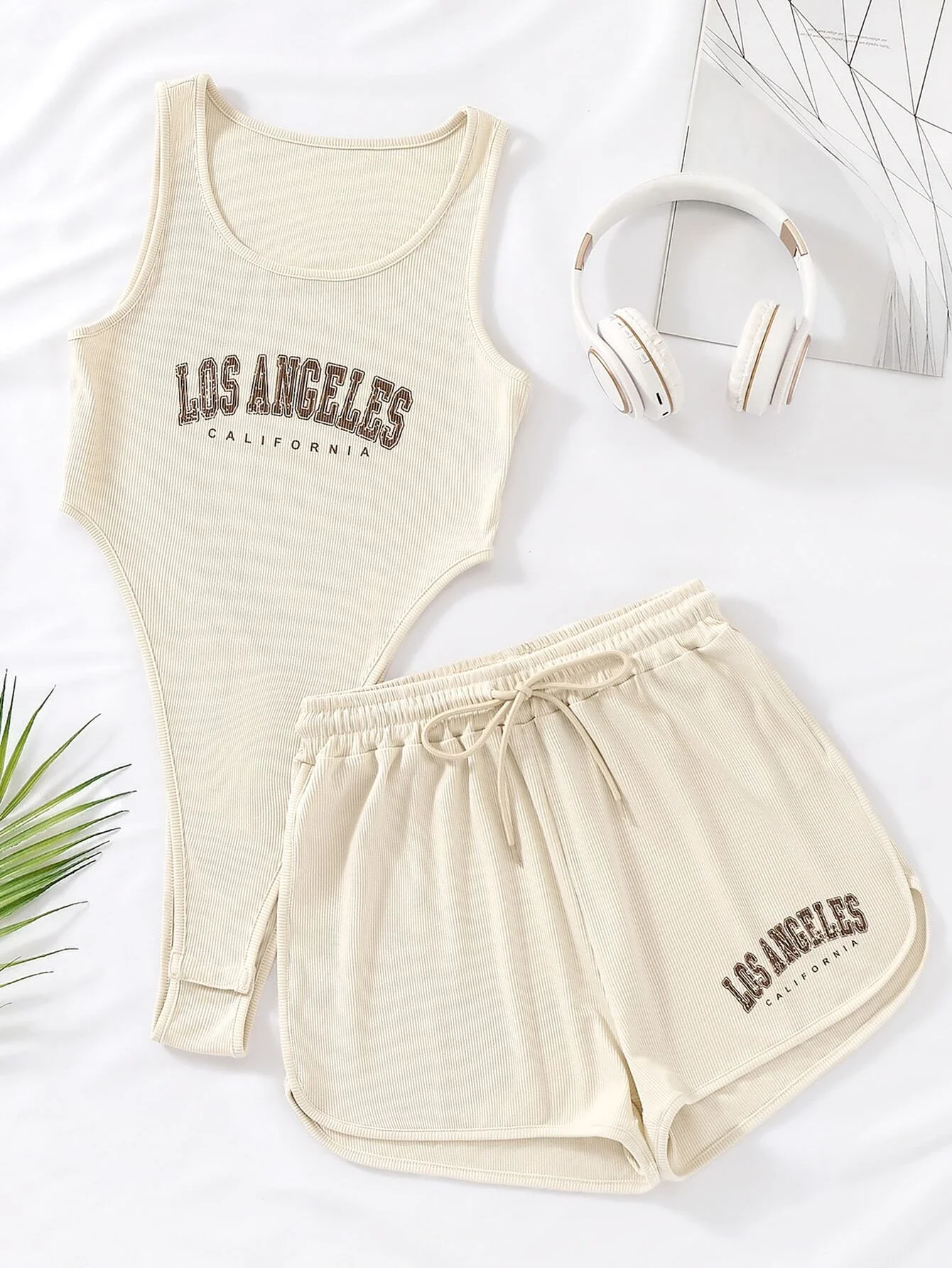 

Letter Graphic Bodysuit & Drawstring Waist Shorts